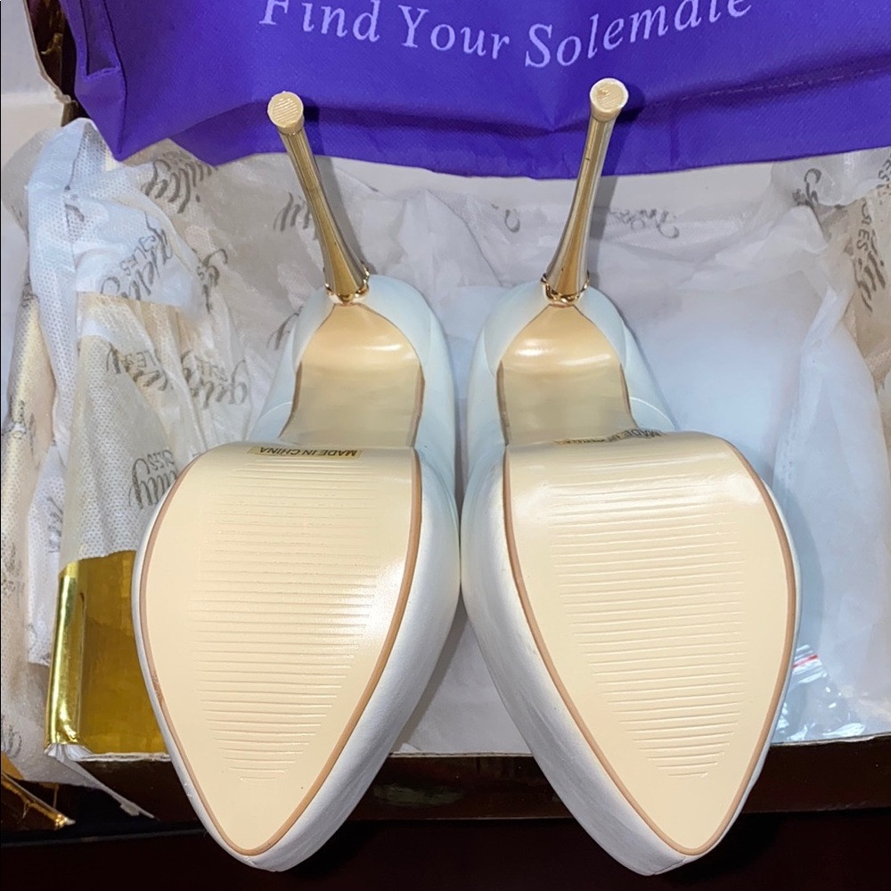 Guilty Soles Elegant Platform Heels - Picture 6 of 14
